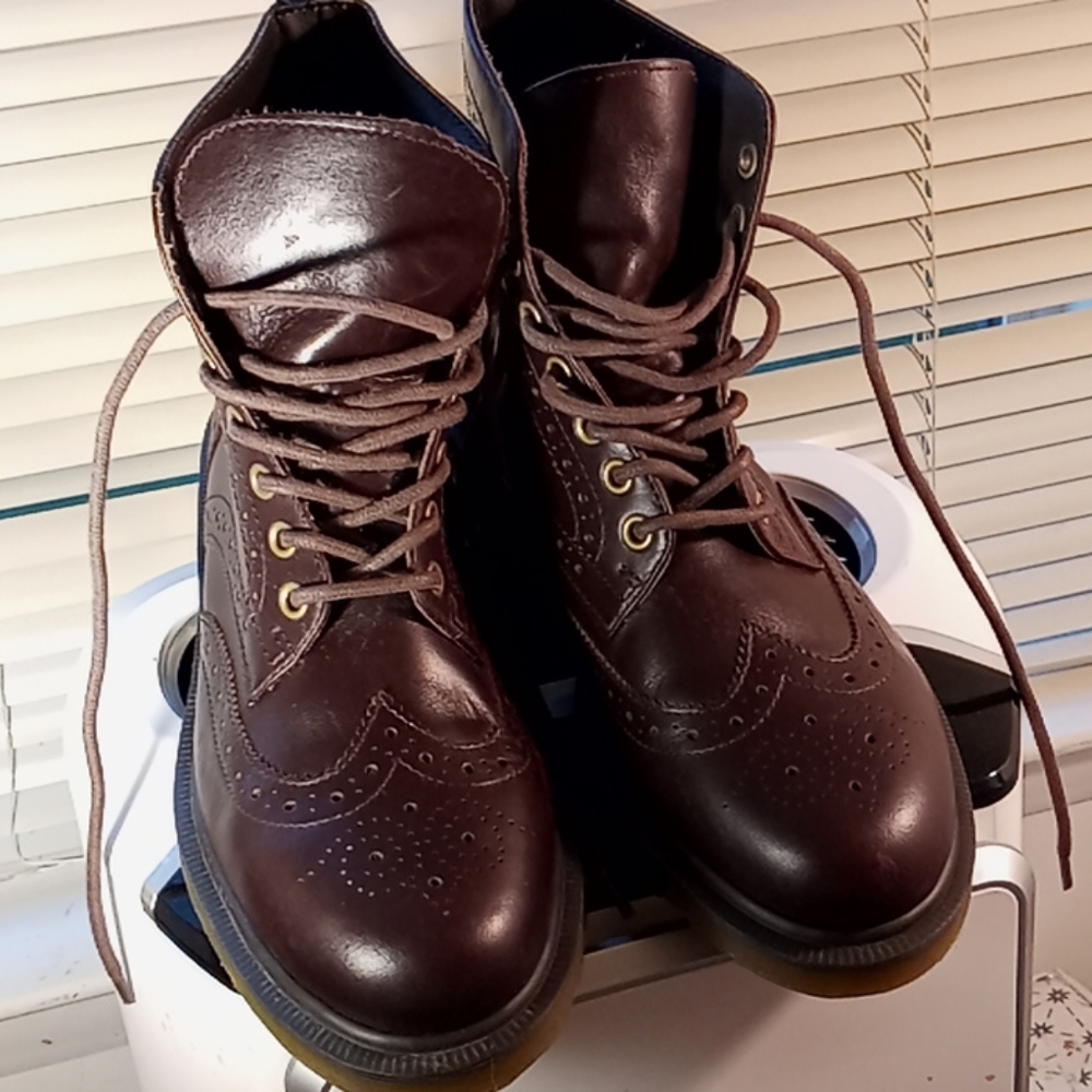 DR Marten Afflect both men and women boots .